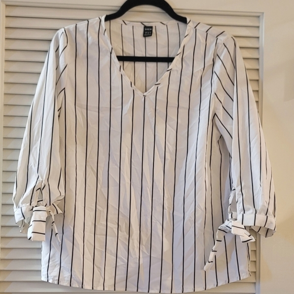 SHEIN Tops - SHEIN - Black & White Striped Lightweight V-Neck Sleeves That Tie At The Bottom